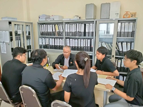 ภาพที่ 2 การประชุมเพื่อพิจารณาข้อมูลและกำหนดพื้นที่ในการศึกษา ณ สำนักงานอุตสาหกรรมพื้นฐานและการเหมืองแร่ เขต 4 (สรข. 4) จังหวัดภูเก็ต
